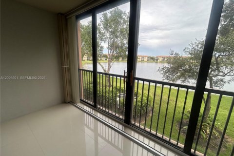 Condo in Pembroke Pines, Florida, 2 bedrooms  № 2399678 - photo 23
