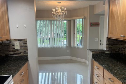 Condo in Pembroke Pines, Florida, 2 bedrooms  № 2399678 - photo 4