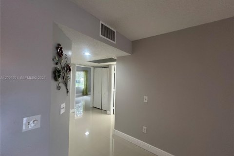 Condo in Pembroke Pines, Florida, 2 bedrooms  № 2399678 - photo 17
