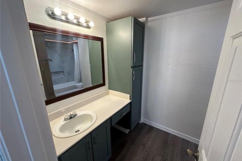 Condo in Orlando, Florida, 2 bedrooms № 2224727 - photo 17