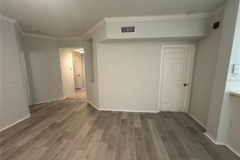 Condo in Orlando, Florida, 2 bedrooms № 2224727 - photo 13