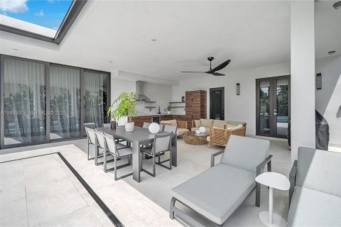 Villa ou maison à vendre à Miami, Floride: 4 chambres, 281.03 m2 № 2055699 - photo 13