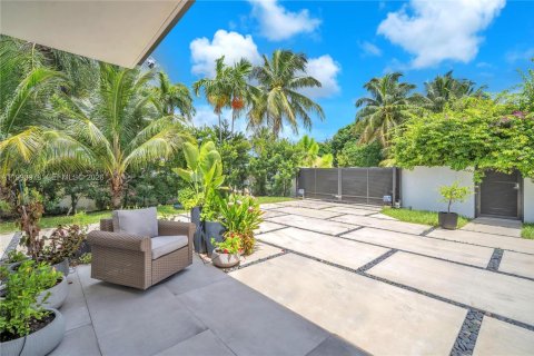 Villa ou maison à vendre à Miami, Floride: 4 chambres, 281.03 m2 № 2055699 - photo 9
