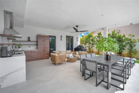 Villa ou maison à vendre à Miami, Floride: 4 chambres, 281.03 m2 № 2055699 - photo 12