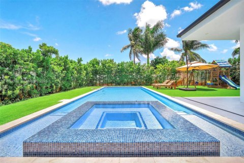 Villa ou maison à vendre à Miami, Floride: 4 chambres, 281.03 m2 № 2055699 - photo 5