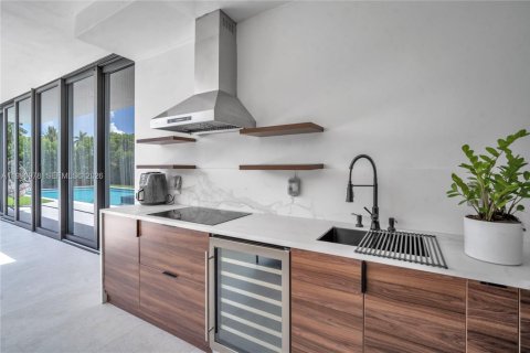 Villa ou maison à vendre à Miami, Floride: 4 chambres, 281.03 m2 № 2055699 - photo 10