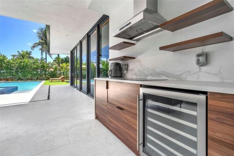 Villa ou maison à vendre à Miami, Floride: 4 chambres, 281.03 m2 № 2055699 - photo 11