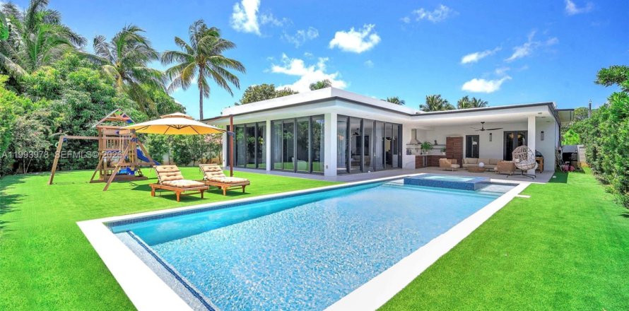 Villa ou maison à Miami, Floride 4 chambres, 281.03 m2 № 2055699