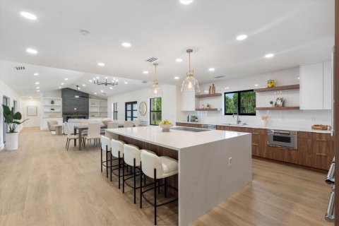 House in Wellington, Florida 5 bedrooms, 324.41 sq.m. № 2190933 - photo 8