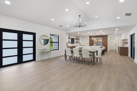House in Wellington, Florida 5 bedrooms, 324.41 sq.m. № 2190933 - photo 12