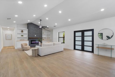 House in Wellington, Florida 5 bedrooms, 324.41 sq.m. № 2190933 - photo 10