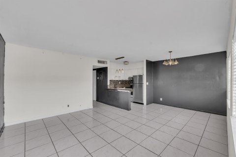 Copropriété à vendre à Oakland Park, Floride: 2 chambres, 71.53 m2 № 2174289 - photo 2