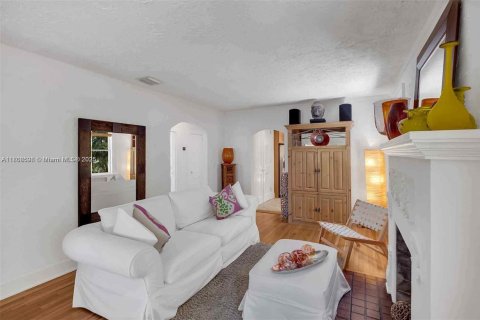 House in Miami Shores, Florida 2 bedrooms, 99.68 sq.m. № 1745748 - photo 19