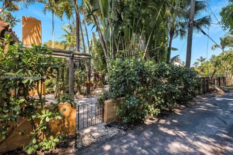House in Miami Shores, Florida 2 bedrooms, 99.68 sq.m. № 1745748 - photo 12