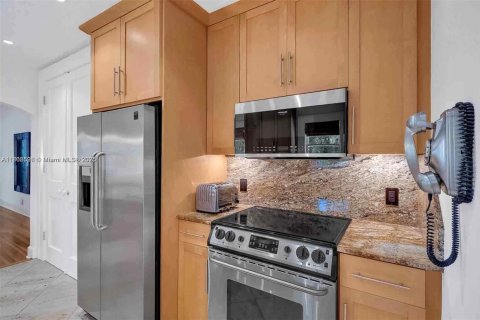 House in Miami Shores, Florida 2 bedrooms, 99.68 sq.m. № 1745748 - photo 23