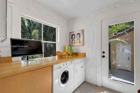 House in Miami Shores, Florida 2 bedrooms, 99.68 sq.m. № 1745748 - photo 26