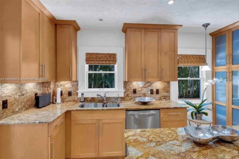 House in Miami Shores, Florida 2 bedrooms, 99.68 sq.m. № 1745748 - photo 24