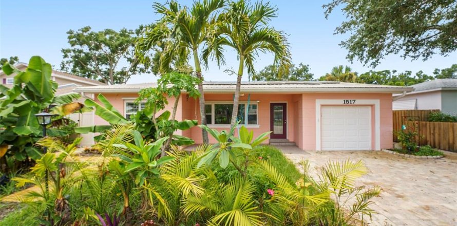 House in Gulfport, Florida 4 bedrooms, 190.08 sq.m. № 1802364