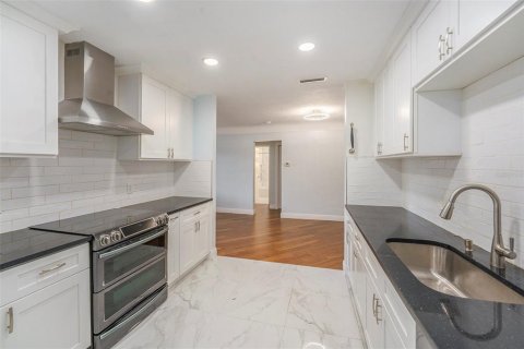 House in Gulfport, Florida 4 bedrooms, 190.08 sq.m. № 1802364 - photo 10