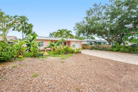 House in Gulfport, Florida 4 bedrooms, 190.08 sq.m. № 1802364 - photo 2