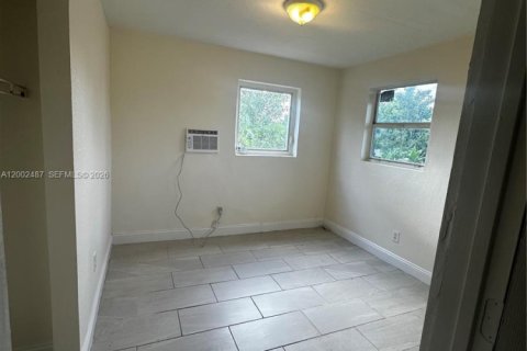 Снять в аренду виллу или дом в Майами, Флорида 2 спальни, 102.56м2, № 2067842 - фото 2