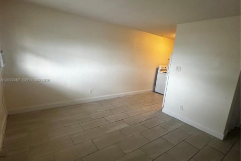 Снять в аренду виллу или дом в Майами, Флорида 2 спальни, 102.56м2, № 2067842 - фото 14