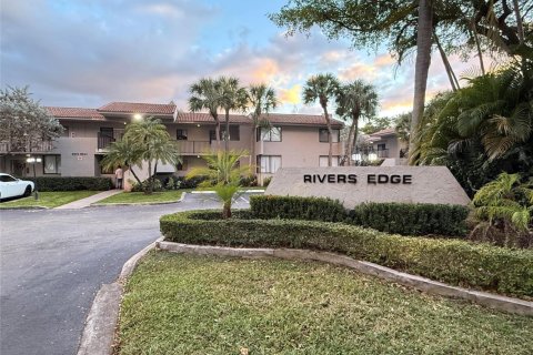 Condominio en Coral Springs, Florida, 2 dormitorios № 2245240