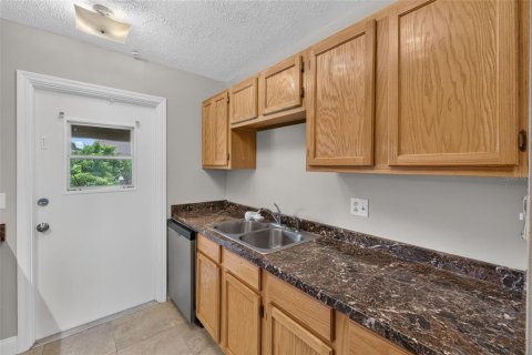 Condominio en alquiler en Edgewood, Florida, 2 dormitorios, 92.34 m2 № 2284753 - foto 22