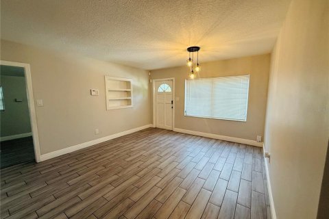 Casa en alquiler en Tampa, Florida, 4 dormitorios, 148.27 m2 № 2104986 - foto 2