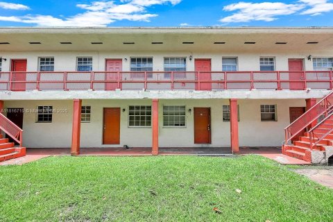 Condo à Opa-locka, Floride, 3 chambres  № 2039412