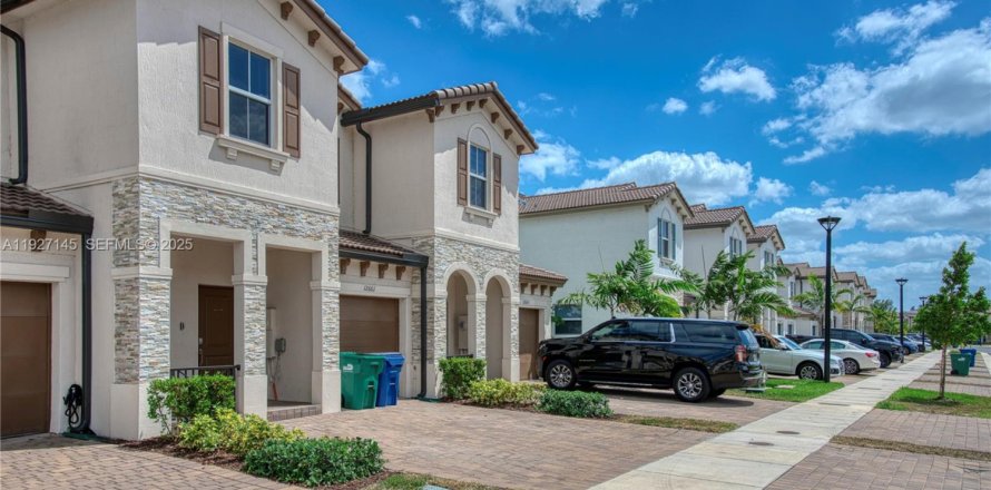 Adosado en Miami, Florida 4 dormitorios, 169.08 m2 № 1985992