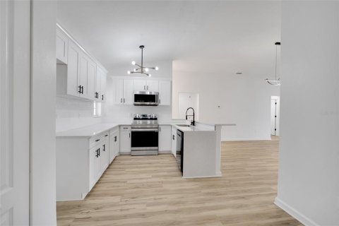 House in Lakeland, Florida 4 bedrooms, 147.16 sq.m. № 1912801 - photo 5