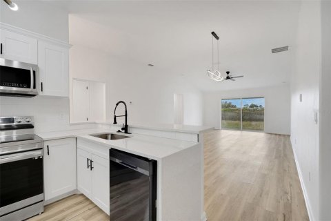 House in Lakeland, Florida 4 bedrooms, 147.16 sq.m. № 1912801 - photo 6