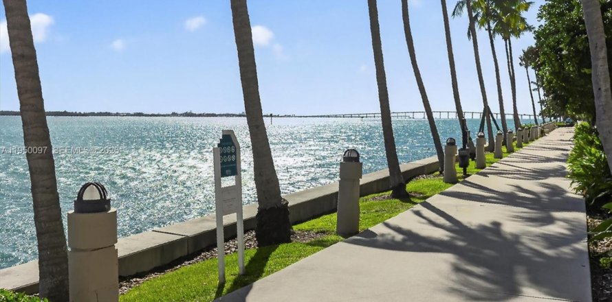 Кондоминиум с 1 спальней в Майами, Флорида № 2005747