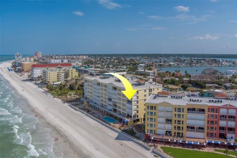 Condominio en alquiler en North Redington Beach, Florida, 3 dormitorios, 219.25 m2 № 1772097 - foto 1