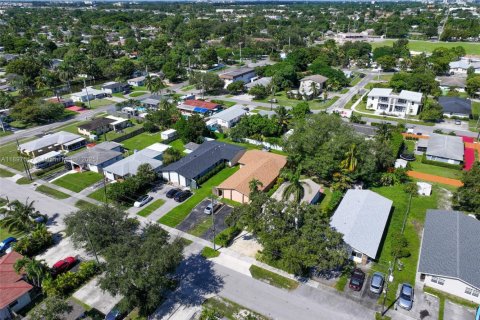 Снять в аренду виллу или дом в Халландейл-Бич, Флорида 3 спальни, 246.56м2, № 1952582 - фото 4