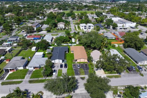 Снять в аренду виллу или дом в Халландейл-Бич, Флорида 3 спальни, 246.56м2, № 1952582 - фото 1