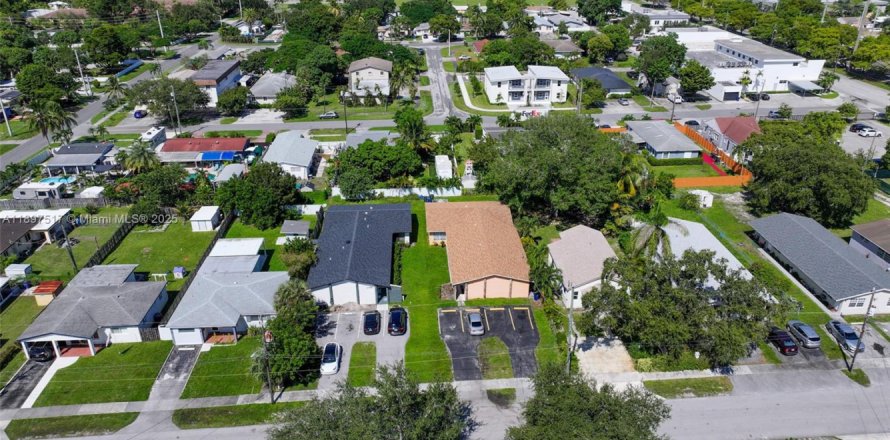 Дом в Халландейл-Бич, Флорида 3 спальни, 246.56м2 № 1952582