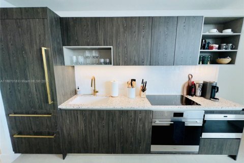 Condo in Miami, Florida, 2 bedrooms № 1953300 - photo 11