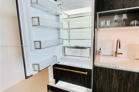 Condo in Miami, Florida, 2 bedrooms № 1953300 - photo 16