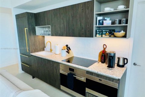 Condo in Miami, Florida, 2 bedrooms № 1953300 - photo 10