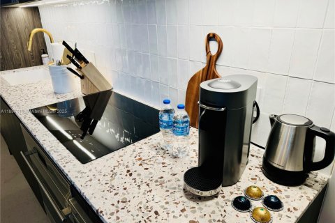 Condo in Miami, Florida, 2 bedrooms № 1953300 - photo 12