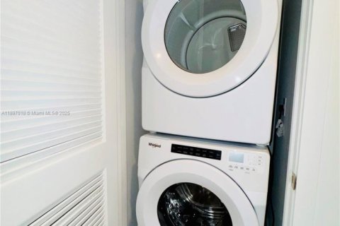 Condo in Miami, Florida, 2 bedrooms № 1953300 - photo 20