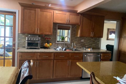 Купить виллу или дом в Корал-Спрингс, Флорида 4 спальни, 178.65м2, № 1988973 - фото 14