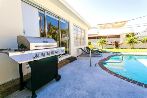 Villa ou maison à louer à Hollywood, Floride: 4 chambres, 158.12 m2 № 2023159 - photo 3