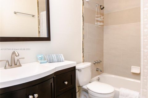 Villa ou maison à louer à Hollywood, Floride: 4 chambres, 158.12 m2 № 2023159 - photo 13