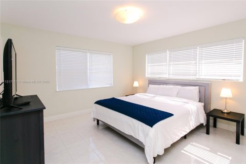 Villa ou maison à louer à Hollywood, Floride: 4 chambres, 158.12 m2 № 2023159 - photo 5