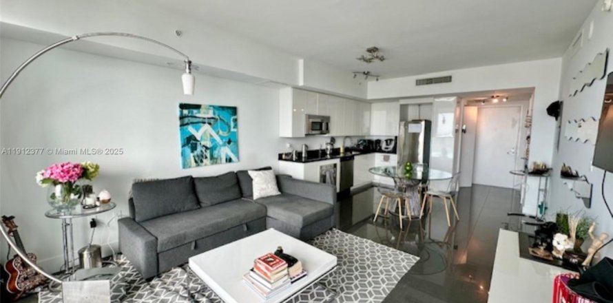 Condominio en Miami, Florida, 1 dormitorio  № 1969220