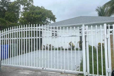 Casa en alquiler en Miami, Florida, 3 dormitorios, 100.71 m2 № 1818514 - foto 24