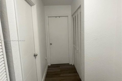 Casa en alquiler en Miami, Florida, 3 dormitorios, 100.71 m2 № 1818514 - foto 16